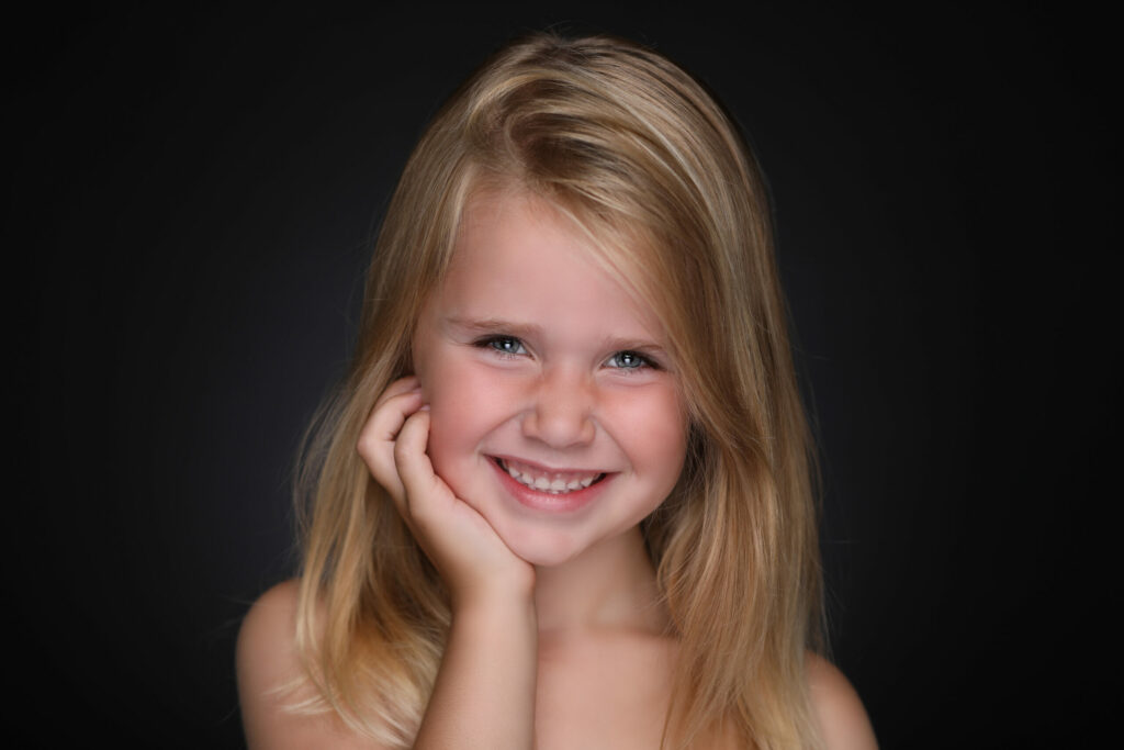 Lachend meisje met de handen onder haar kin, Pure Portrait