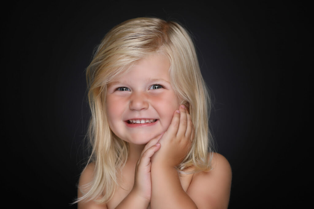 Lachend meisje met blond haar, Pure Portrait