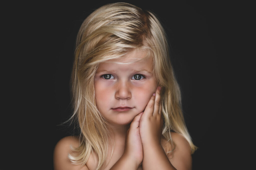 Meisje met blond haar en handen onder de kin, Pure Portrait