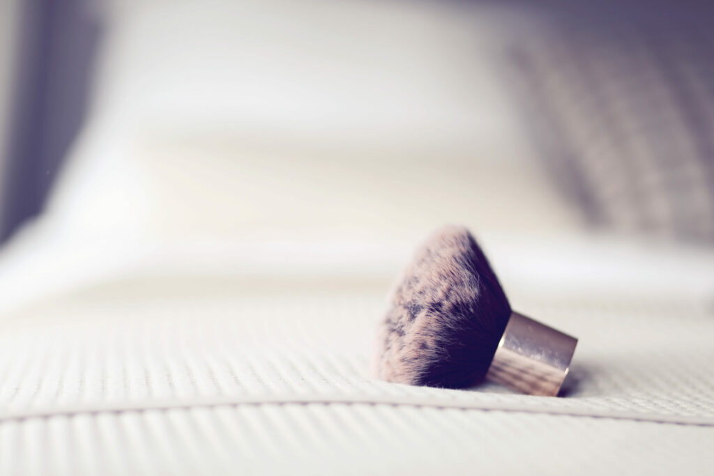 Kurk van een champagnefles op een tafelkleed, bruiloftsdetail