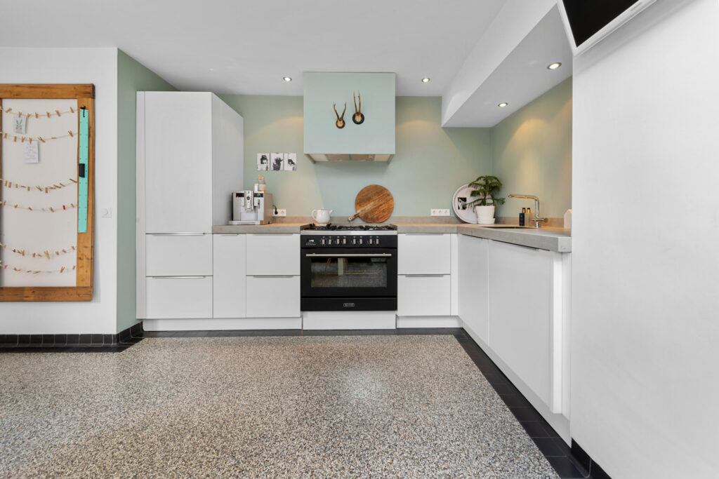 Witte keuken met fornuis en granito vloer, vastgoedfoto