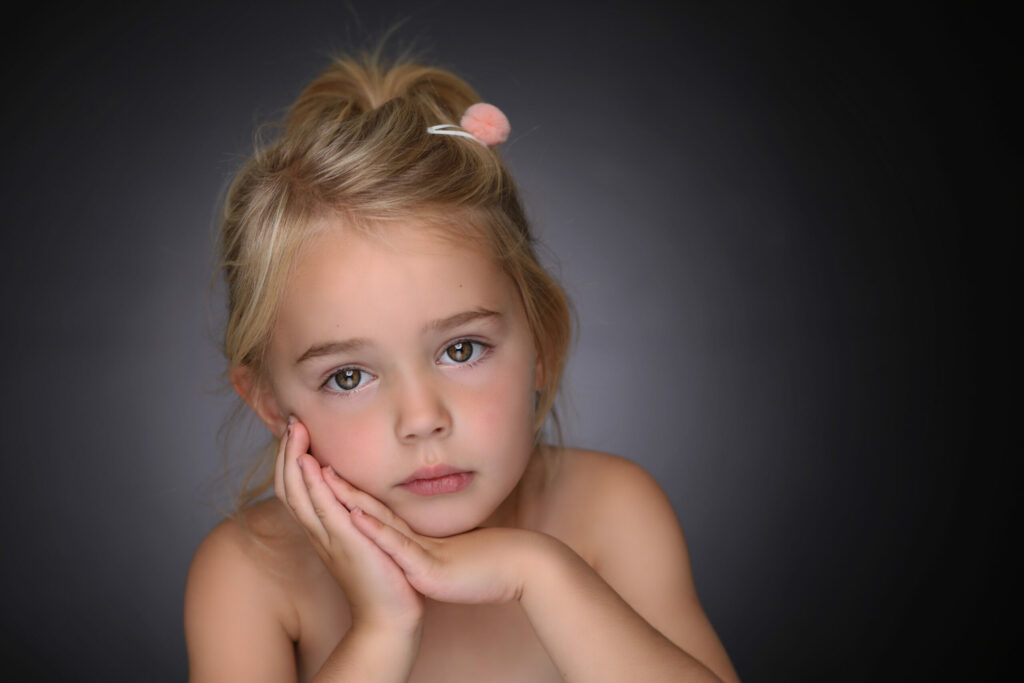 Meisje met knotje en handen onder de kin, Pure Portrait