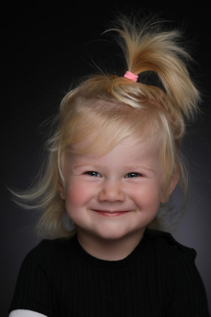 Lachend peutermeisje met blond staartje, Pure Portrait