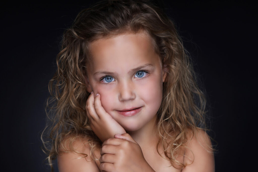 Meisje met krullen en hand onder de kin, Pure Portrait