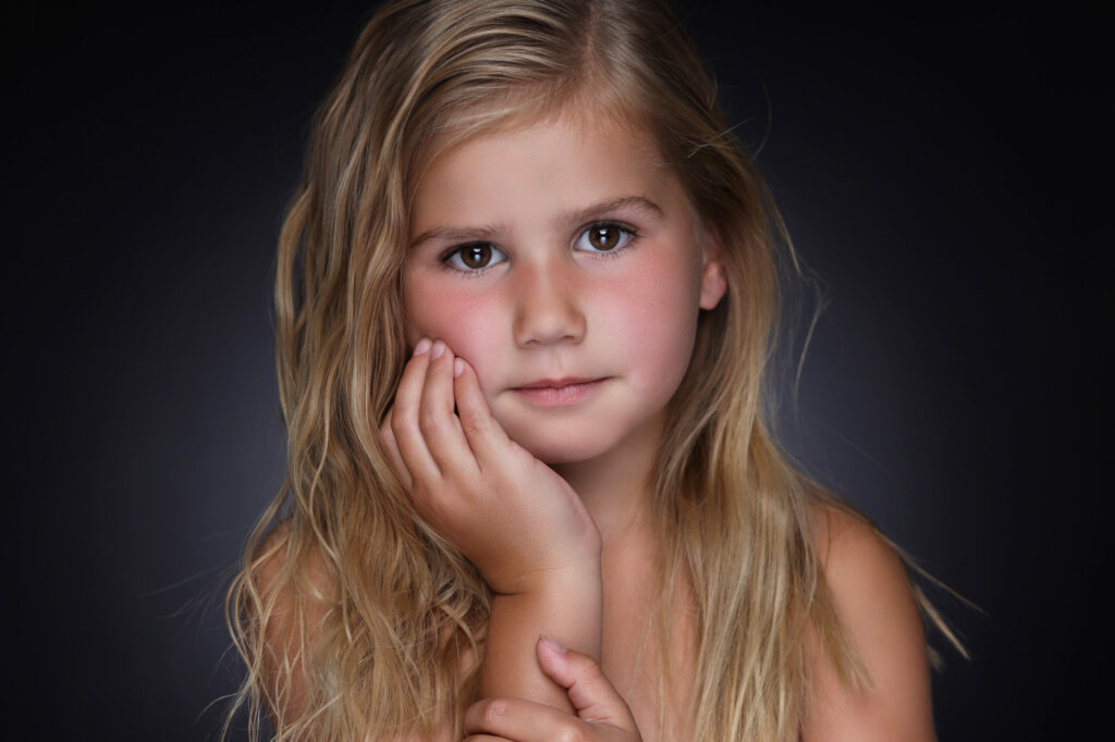 Meisje met lang blond haar en handen aan de kin, Pure Portrait