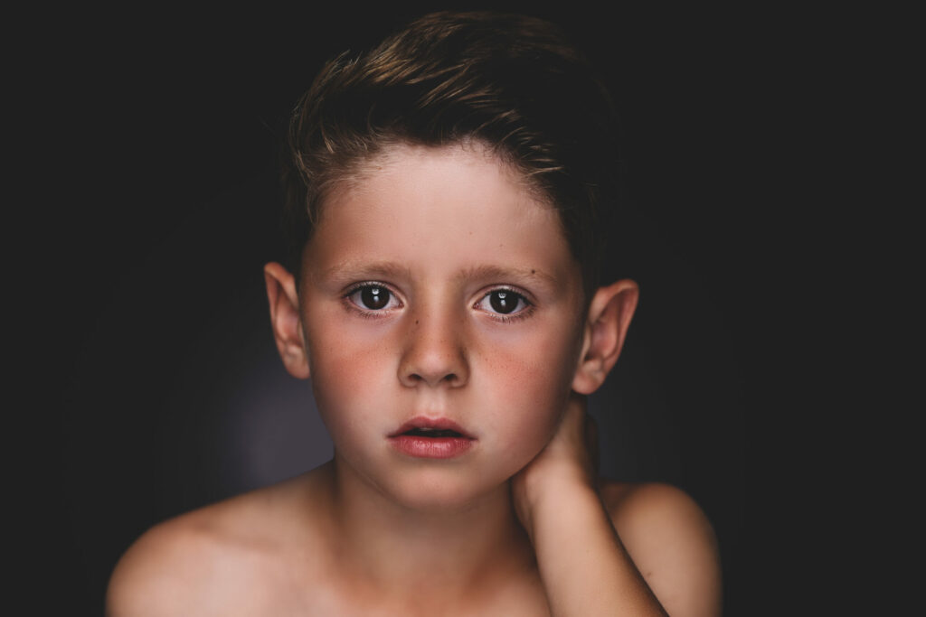 Jongen met sproetjes tegen een donkere achtergrond, Pure Portrait