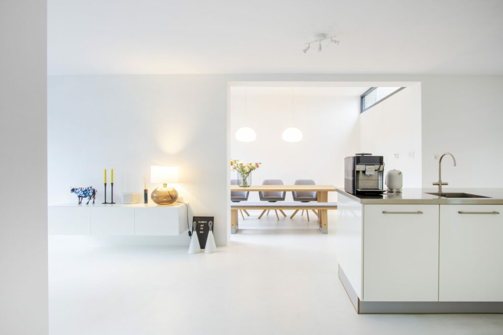 Lichte open woonkeuken met witte keukenblokken, interieurfotografie