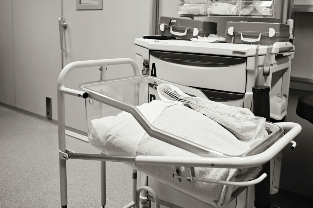 Leeg babybedje in de verloskamer van het ziekenhuis, geboortefotografie
