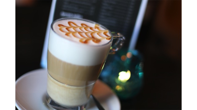 Latte macchiato met cacaopoeder, sfeerfotografie