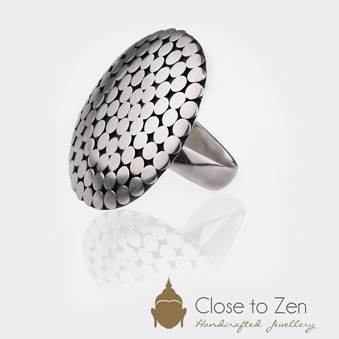 Zilveren ring met rond ontwerp, sieradenfotografie