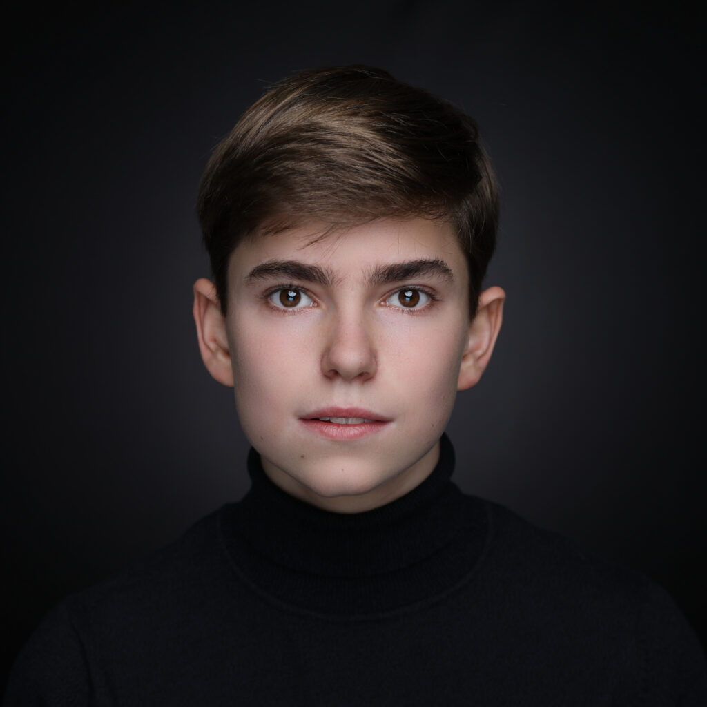 Portret van een tienerjongen in zwarte coltrui, Pure Portrait