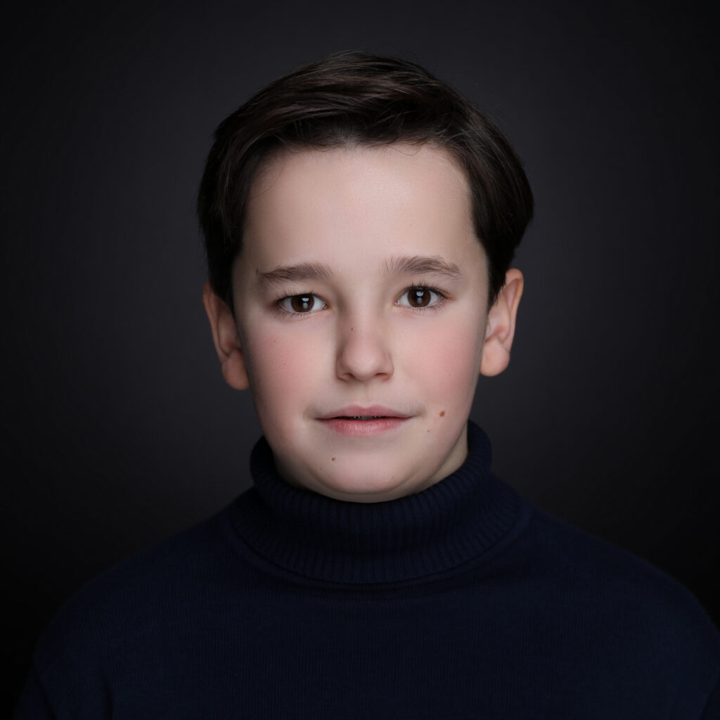 Jongen met donker haar in donkerblauwe coltrui, Pure Portrait