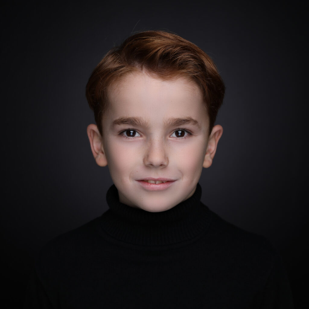 Portret van een jongen met rood haar in zwarte coltrui, Pure Portrait