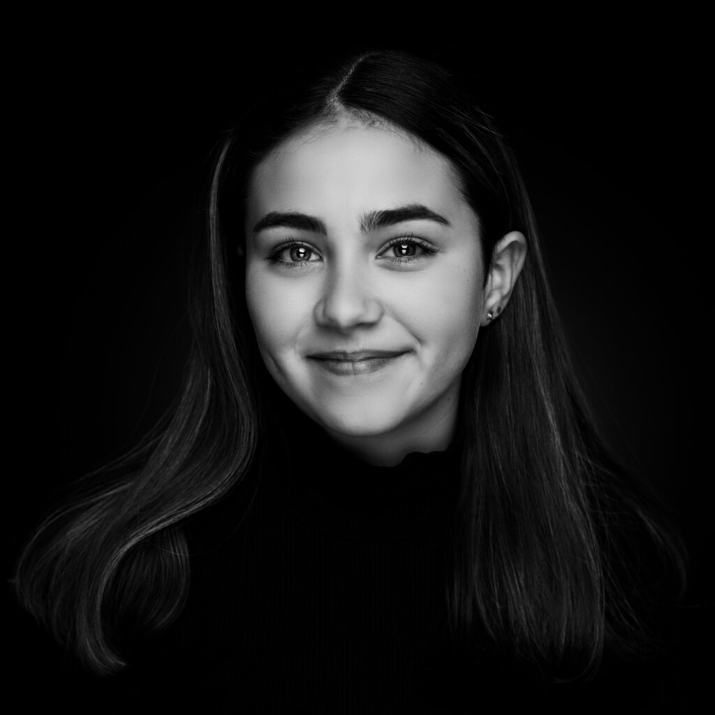Portret van een tienermeisje met lang donker haar, Pure Portrait