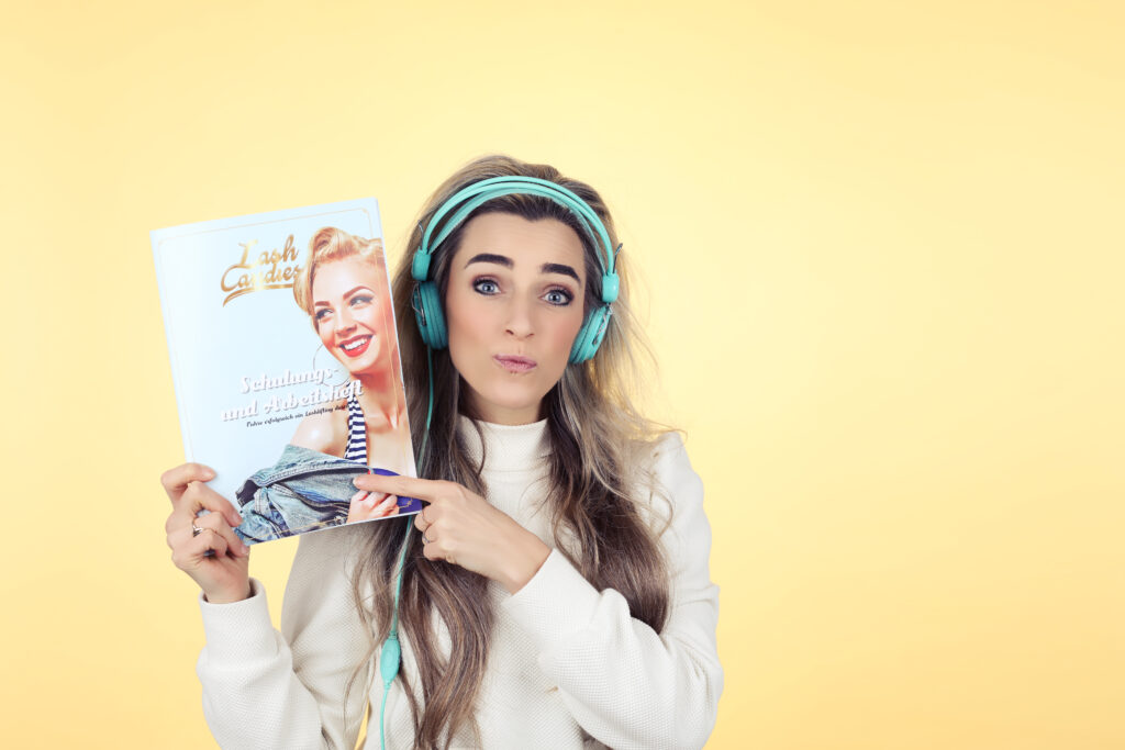 Vrouw met koptelefoon en tijdschrift voor een gele muur