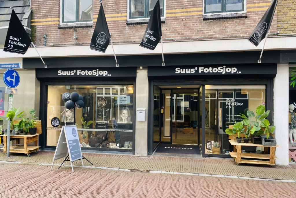 Gevel en etalage van de fotostudio van Suus' FotoSjop in Oldenzaal
