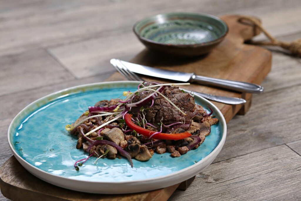 Gewokt vlees met groenten op een blauw bord, foodfotografie