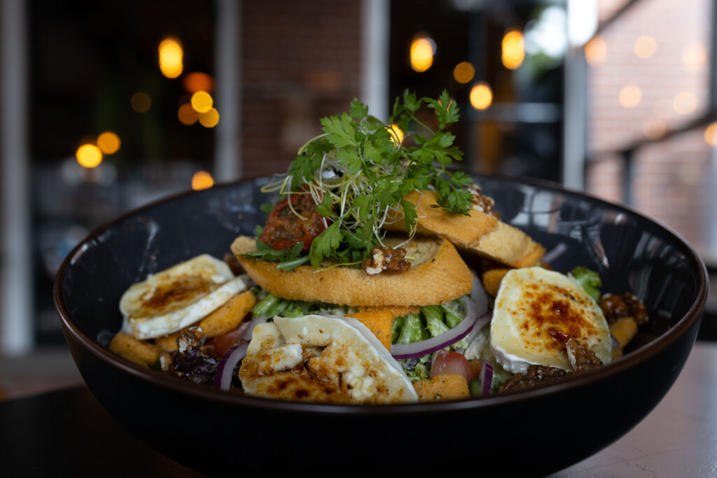 Bowl met gegrilde groenten en kruiden in een restaurant