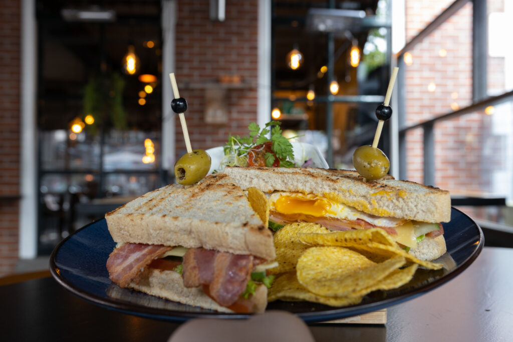 Clubsandwich met chips in een restaurant, horeca foodfotografie