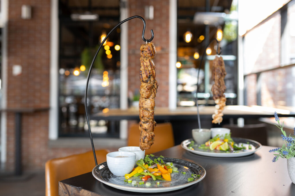 Hangende spies met gerecht op tafel in een restaurant