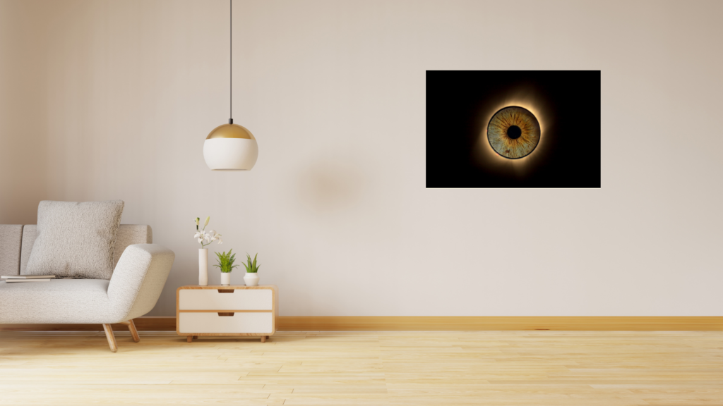 Irisfoto aan de muur in een lichte woonkamer