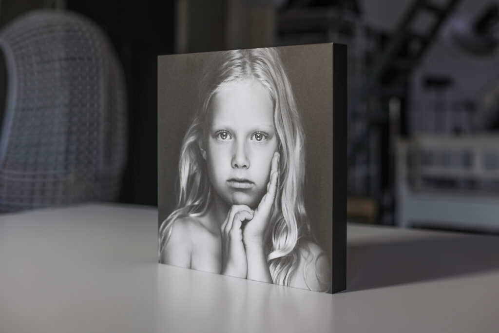Zwart-witportret op een houten blok, foto op hout