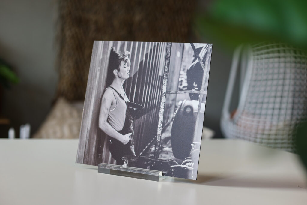 Zwart-witfoto op een fotoblok op tafel, fotoproduct