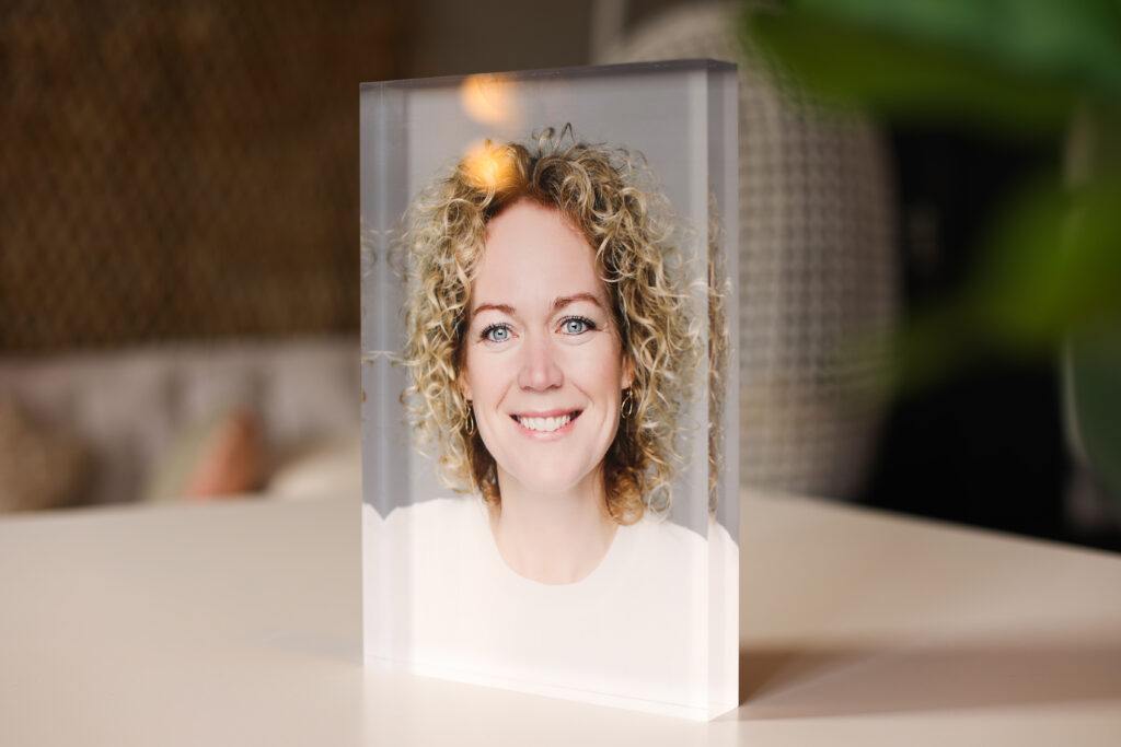 Portret van een lachende vrouw op een acrylblok, fotoproduct