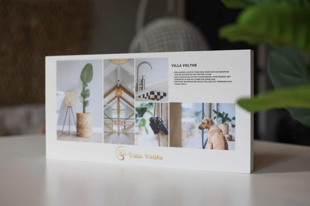 Fotoboek met interieurfoto's opengeslagen op tafel, fotoproduct