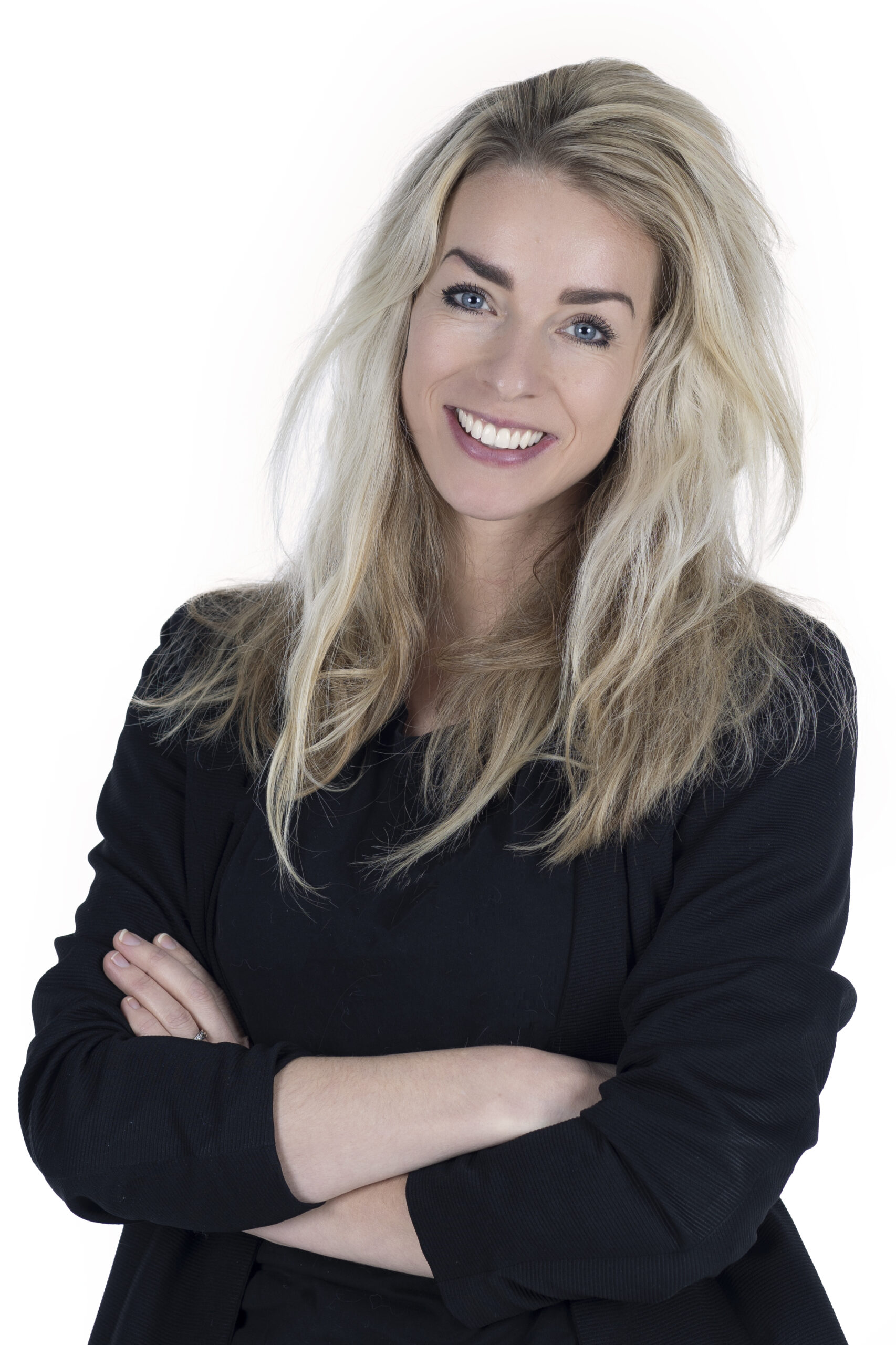 Zakelijk portret van een blonde vrouw in zwart colbert op wit