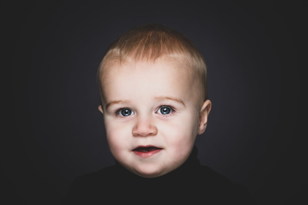 Portret van een baby tegen een donkere achtergrond, Pure Portrait