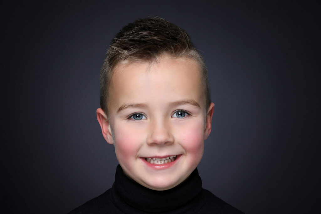 Lachende jongen in zwarte coltrui, Pure Portrait