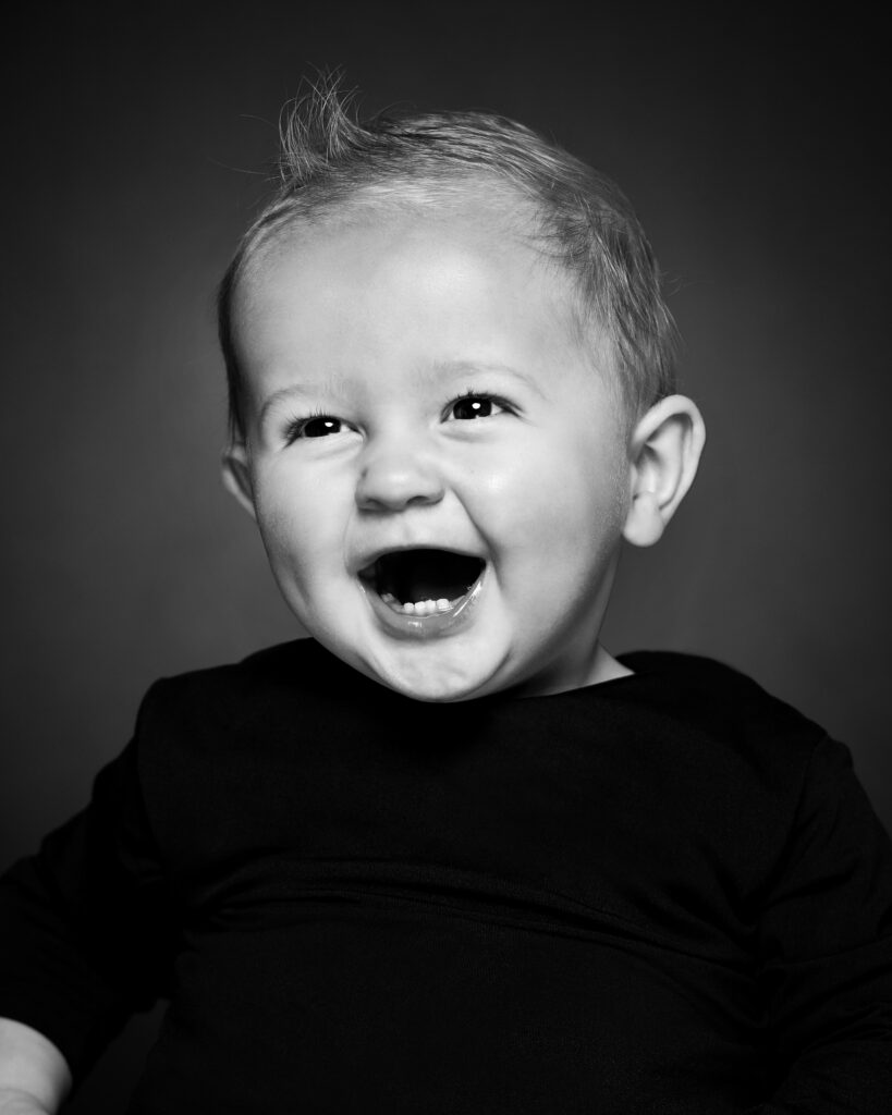 Zwart-witportret van een lachende peuter, Pure Portrait