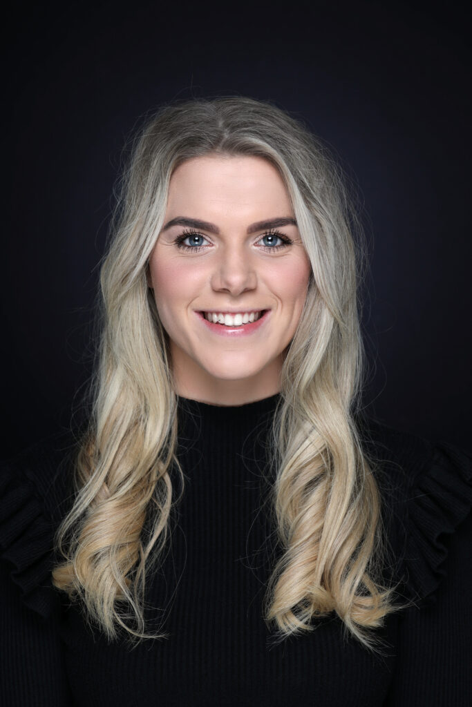 Portret van een lachende vrouw met lang blond haar, Pure Portrait