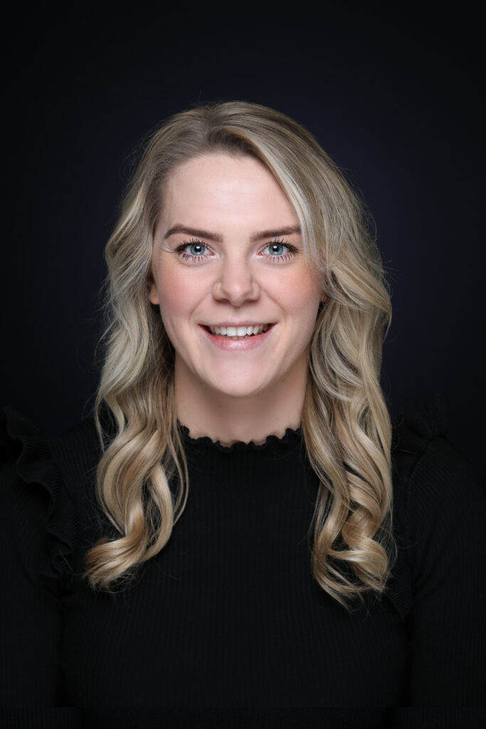 Lachende vrouw met blond haar in zwart, Pure Portrait