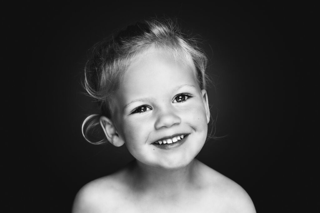 Zwart-witportret van een lachend meisje, Pure Portrait