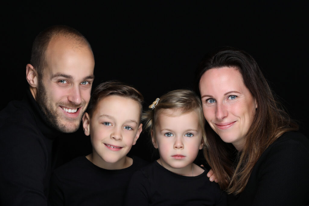 Gezin met twee zoontjes tegen een zwarte achtergrond, Pure Portrait