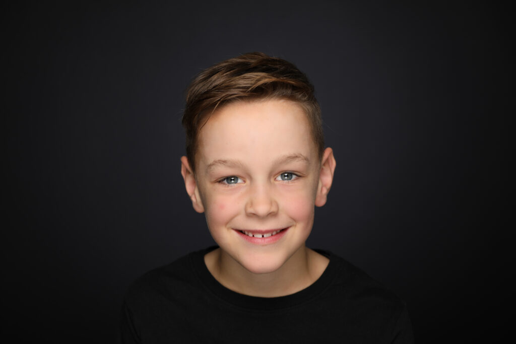 Lachende jongen tegen een donkere achtergrond, Pure Portrait