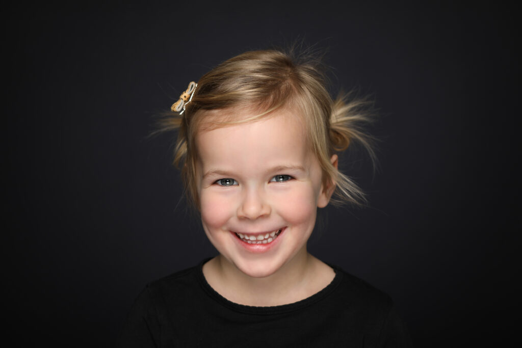 Lachend meisje met staartjes, Pure Portrait