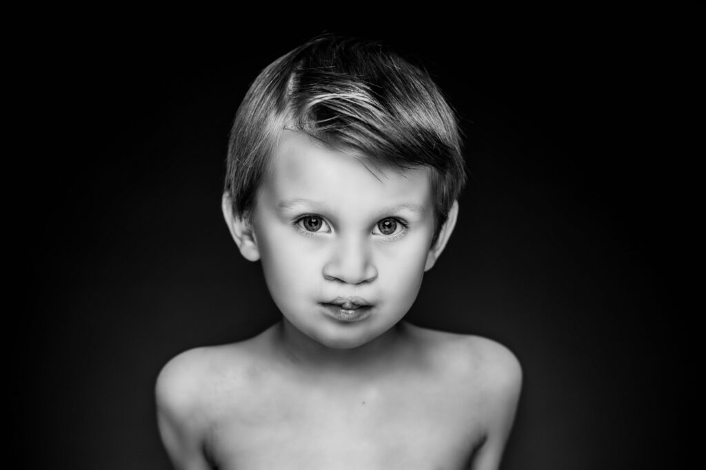 Zwart-witportret van een jongetje met blond haar