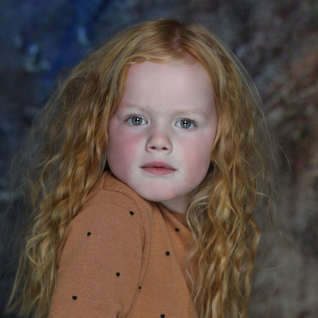 Schilderachtig portret van een meisje met rode krullen, Pure Portrait