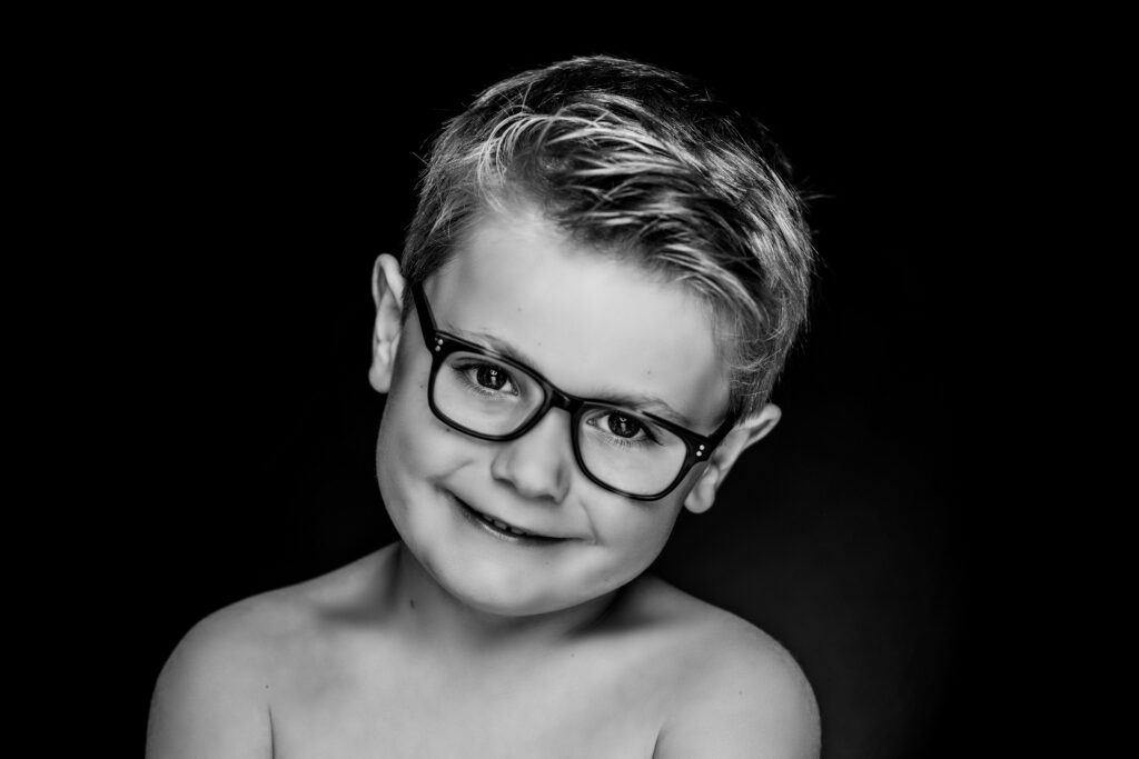 Zwart-witportret van een jongen met bril, Pure Portrait