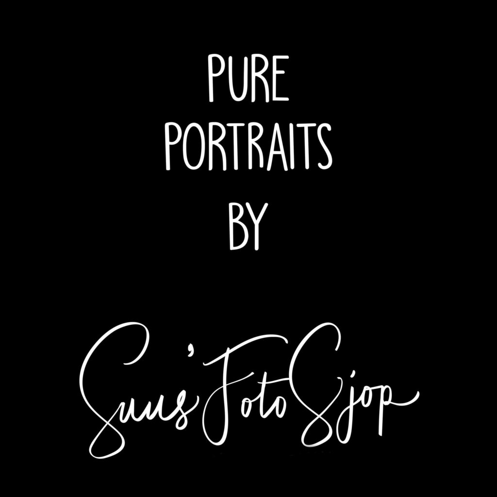 Tekst 'Pure Portraits by Suus' FotoSjop' op een zwarte achtergrond