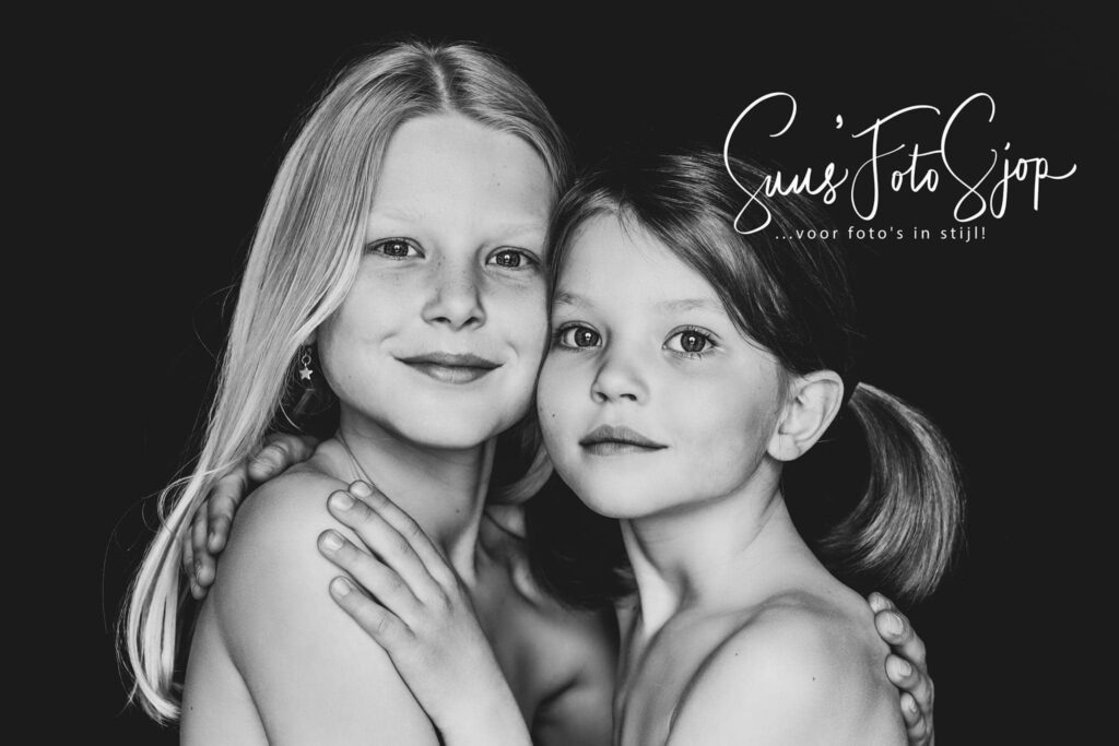 Zwart-witportret van twee zusjes wang aan wang