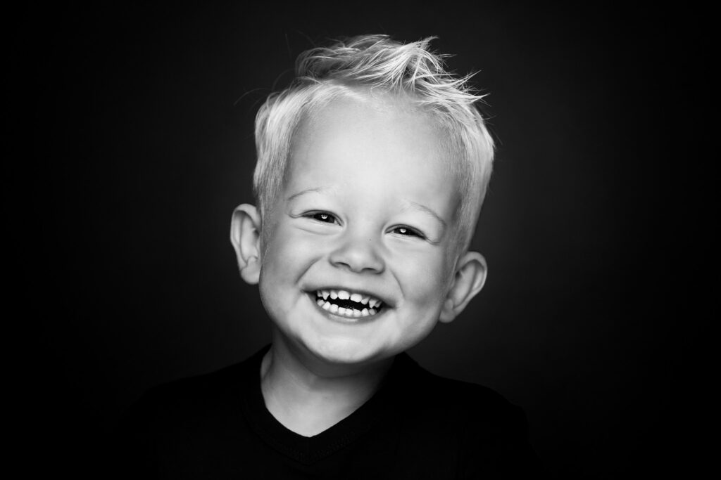 Zwart-witportret van een lachende peuter, Pure Portrait