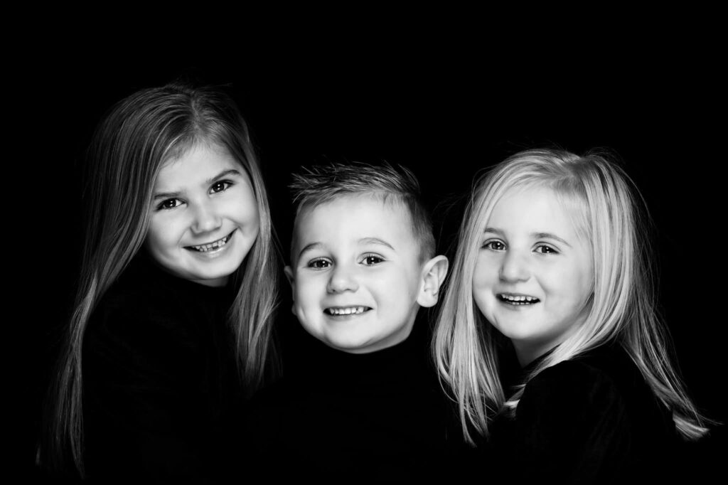 Zwart-witportret van drie kinderen samen, Pure Portrait