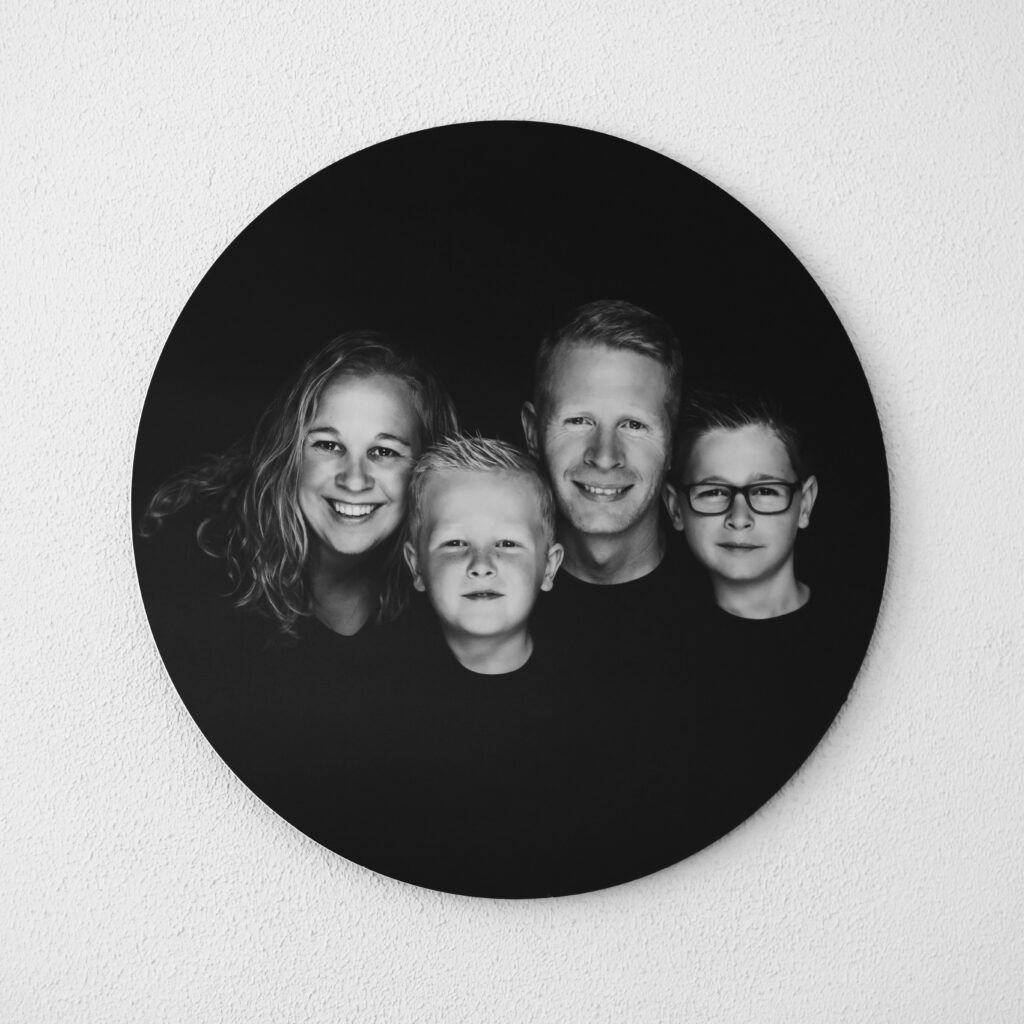 Ronde fotoplaat met een gezinsportret op zwart, wanddecoratie