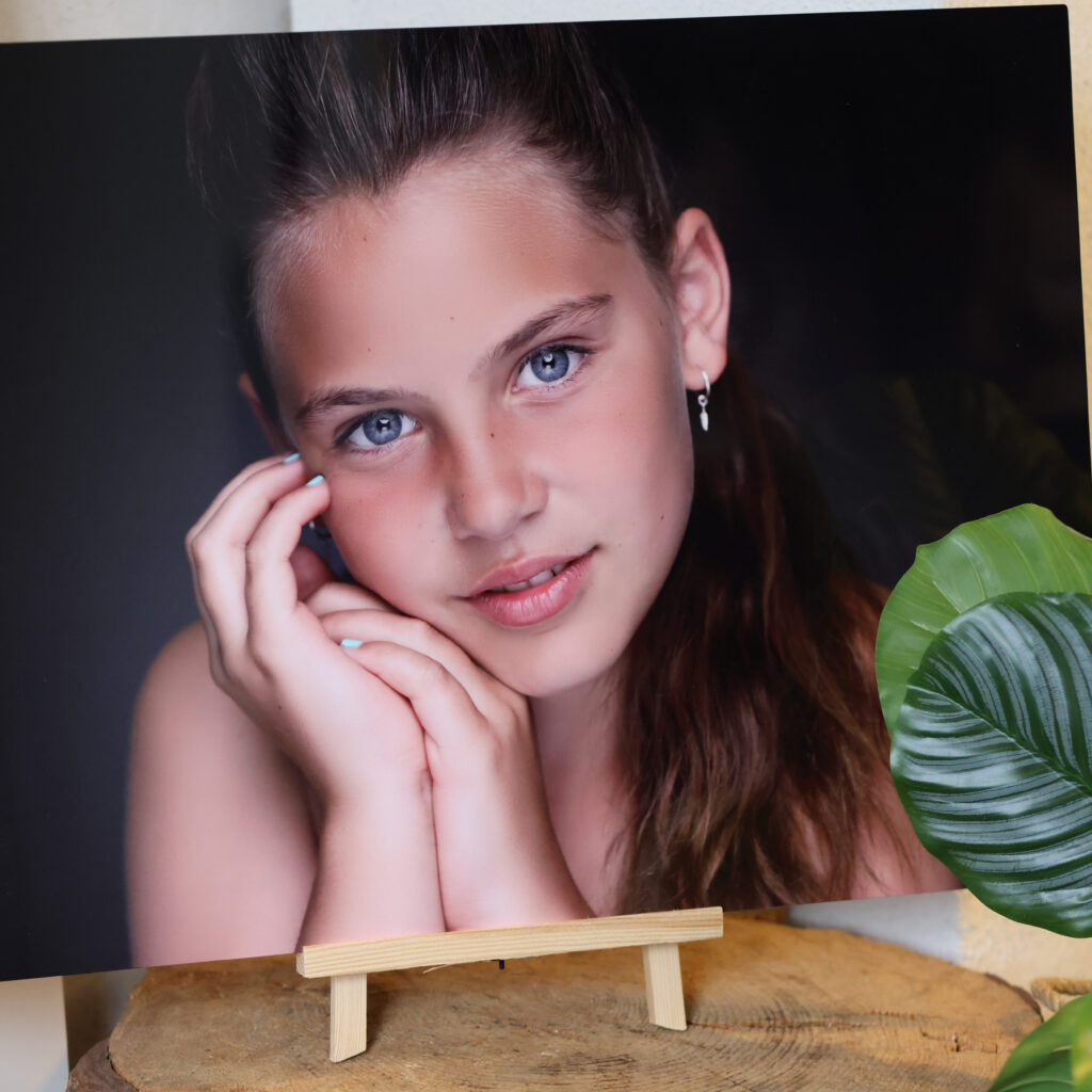 Portret van een meisje op een houten standaard, foto op hout
