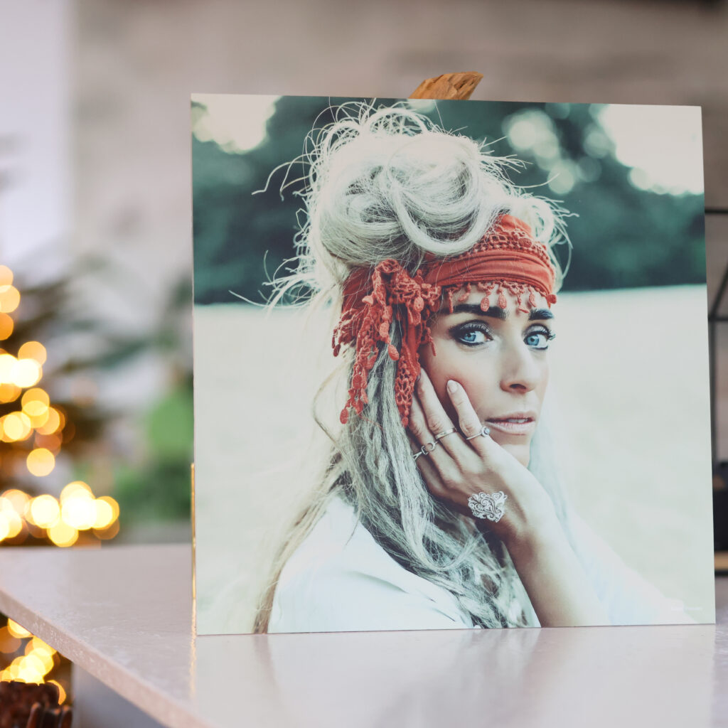 Portret van een vrouw met hoofdband op een fotoplaat