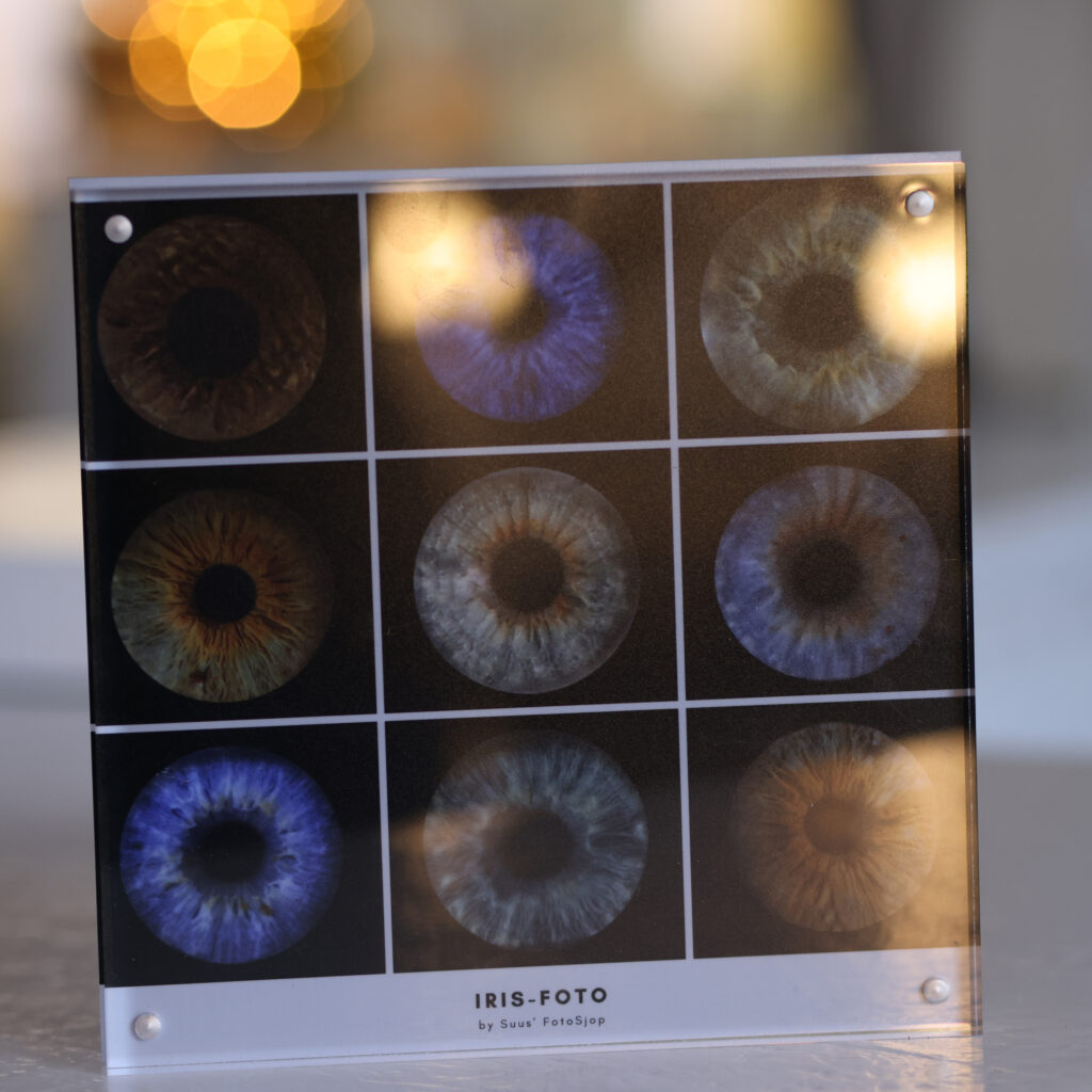 Negen irisfoto's samen in een acrylblok, irisfoto als wanddecoratie